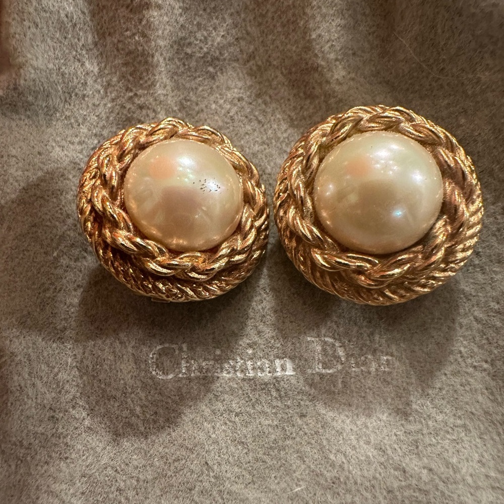 33) Christian Dior Vintage Pearl Clip-on Earrings - Picture 6 of 6